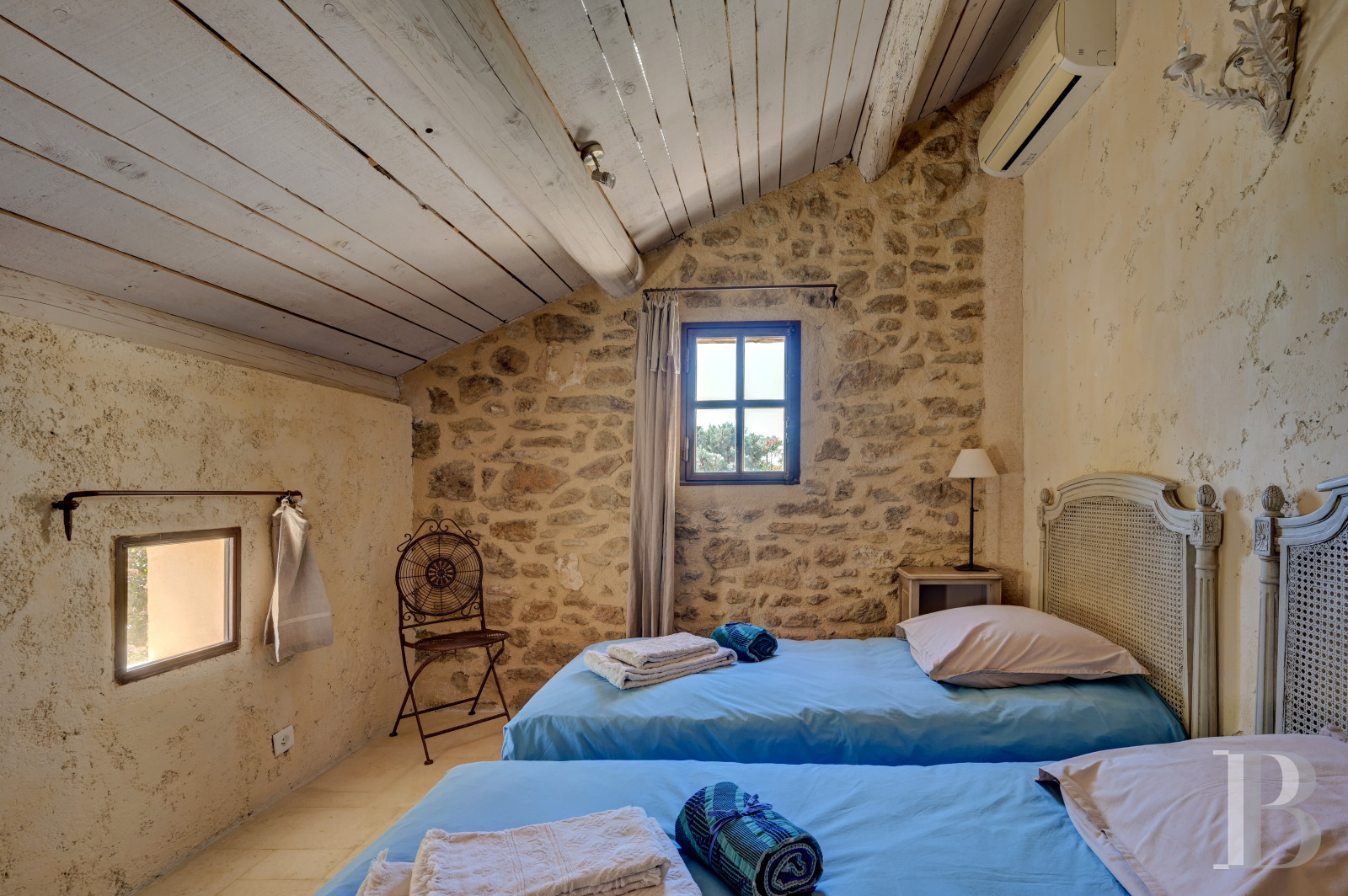 Dans le Vaucluse, aux environs de Beaumes-de-Venise,  une ancienne ferme du 18e siècle bordée de vignes - photo  n°31